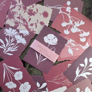 Papel decorativo Red Shadow Flower Perches