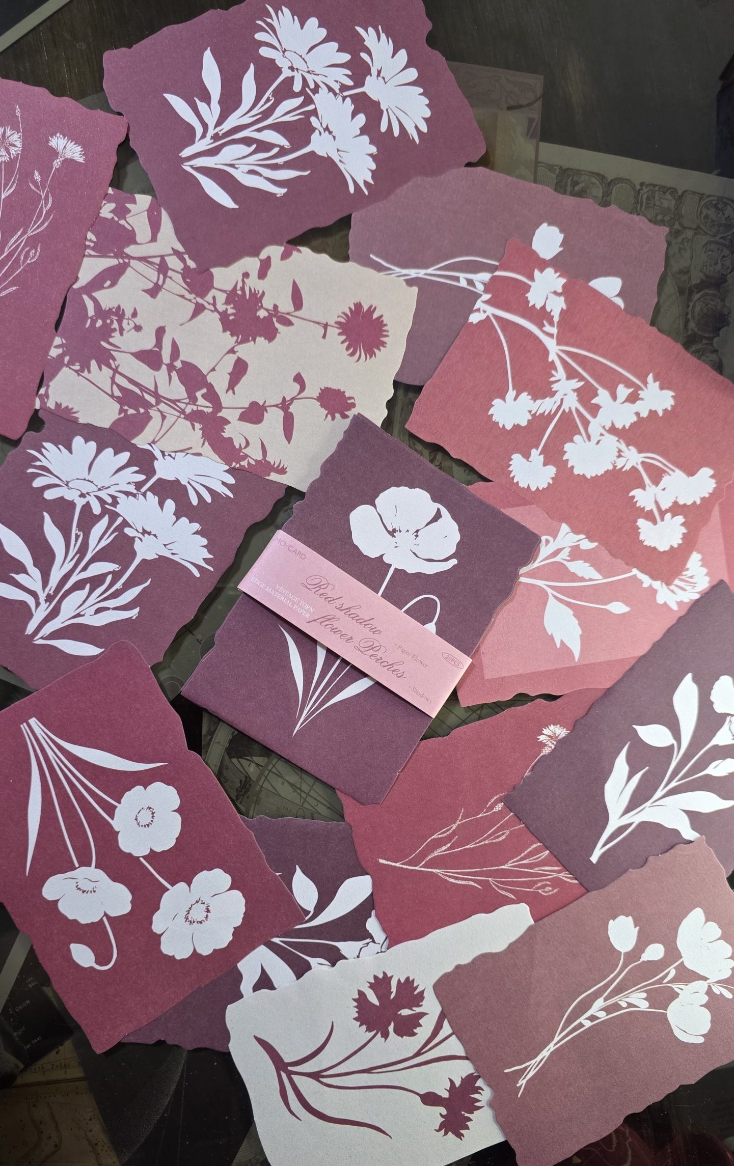 Papel decorativo Red Shadow Flower Perches