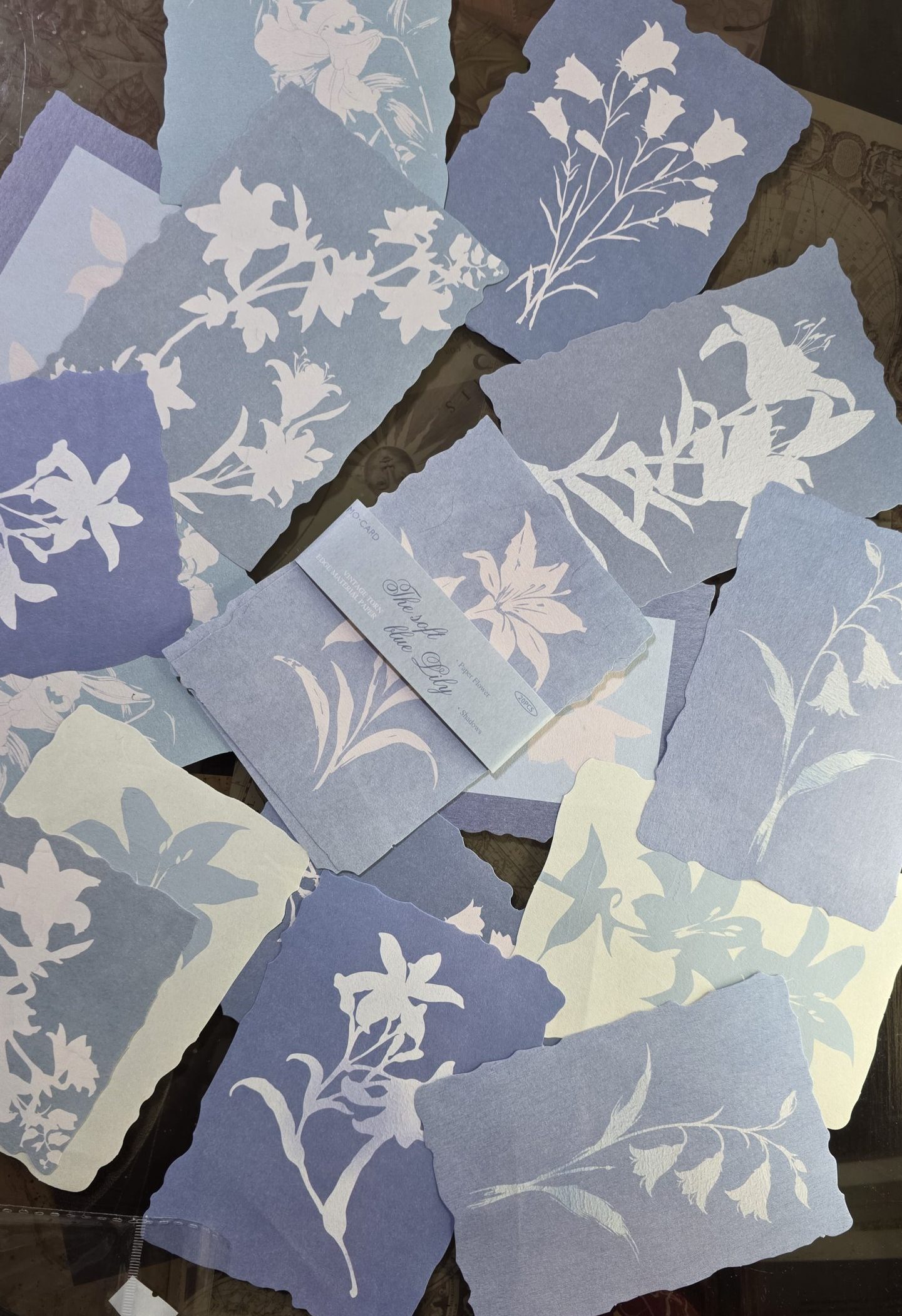 Papel decorativo Soft Blue Lily